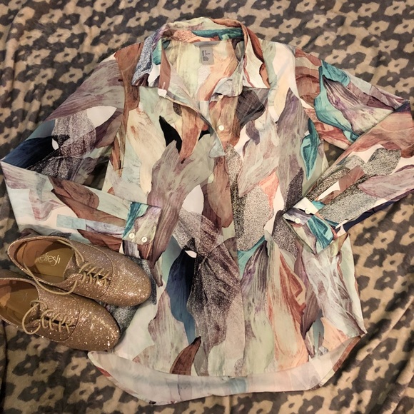H&M Tops - EUC⭐️ H&M Multicolored Button Down Blouse